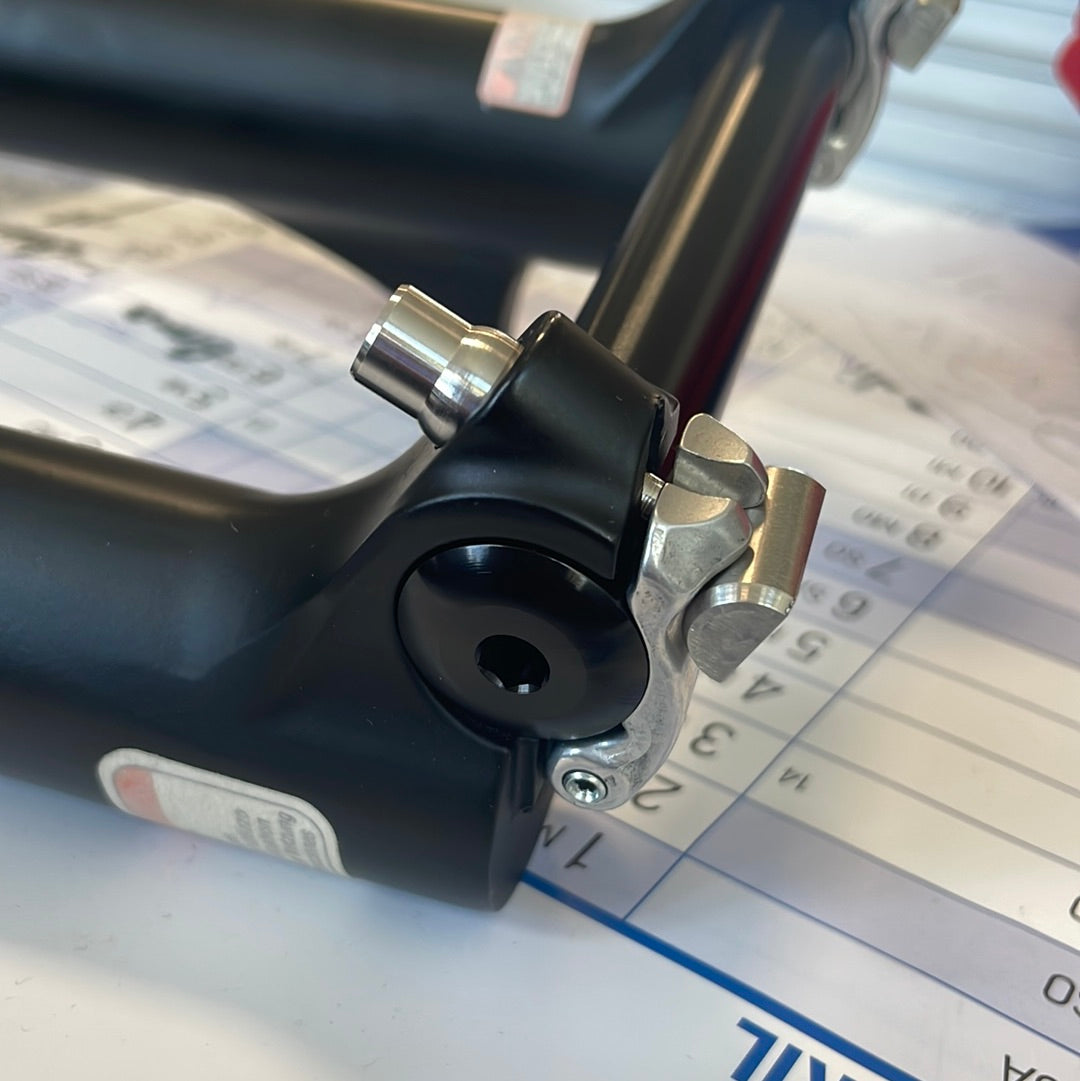 Marzocchi Bomber FORK AXLE - QR20 PIN AND NUT 2004/5