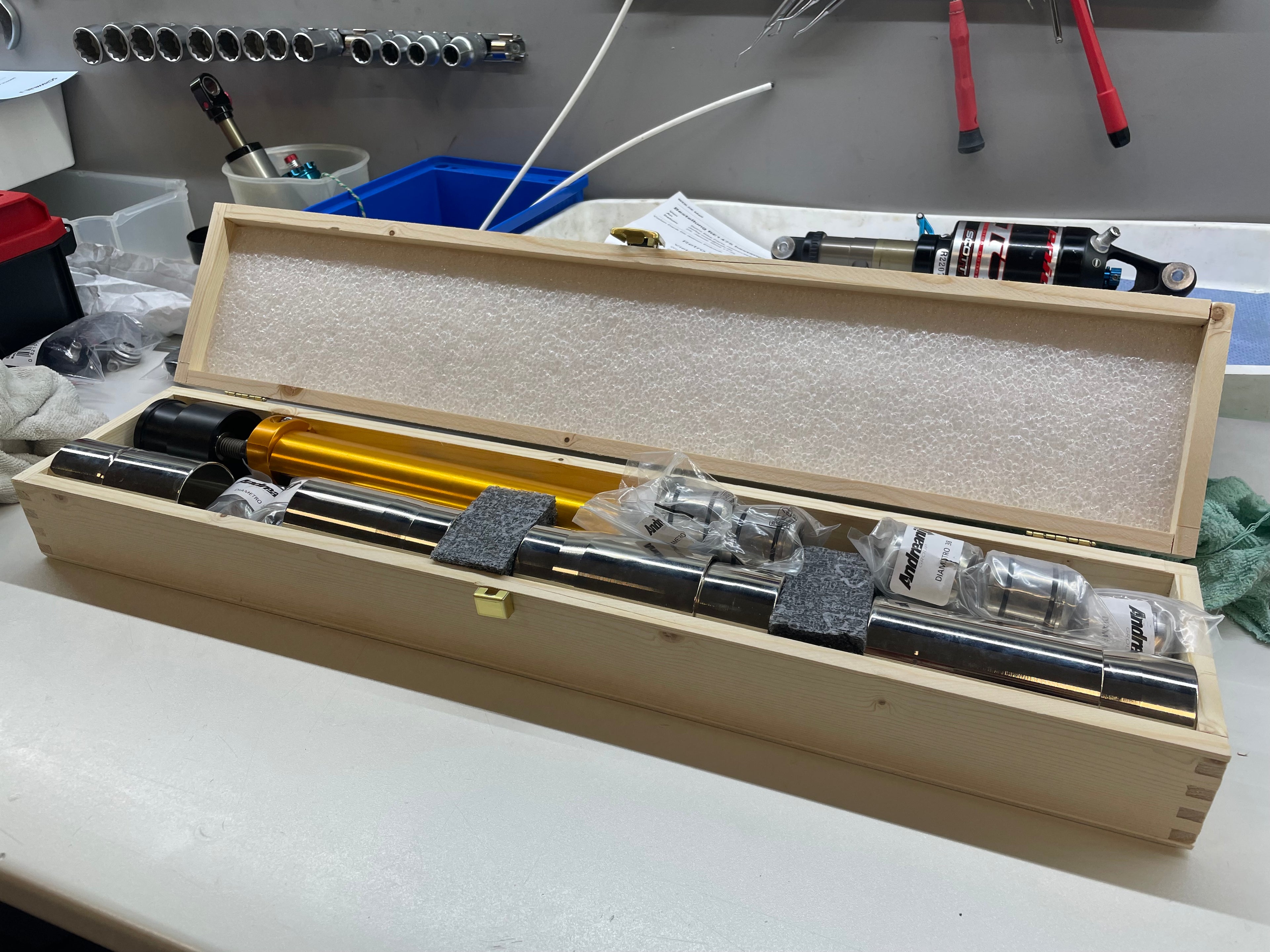 Das Andreani ein und auspresswerkzeug für MTB Gabel Buchsen. 